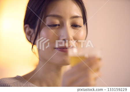 中年婦女一邊吃晚餐一邊喝啤酒 133159229