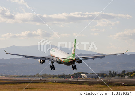黃昏時分的仙台機場,飛機降落,宮城縣名取市 黃昏時分的仙台機場,飛機降落,宮城縣名取市 133159324