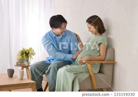 一對年輕夫婦在沙發上休息,孕婦 一對年輕夫婦在沙發上休息,孕婦 133159330