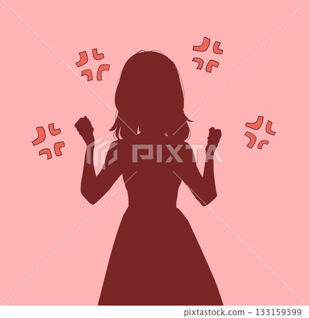 憤怒的女人雙手緊握雙拳，臉上帶著惱怒的神情，輪廓清晰可見。 133159399