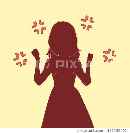 憤怒的女人雙手緊握雙拳，臉上帶著惱怒的神情，輪廓清晰可見。 133159401