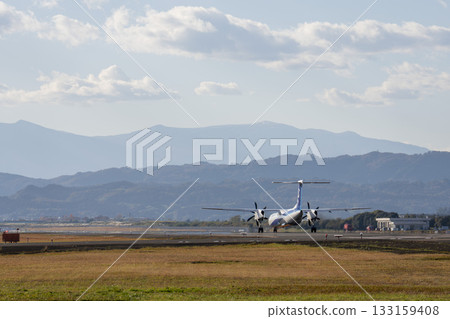 黃昏時分的仙台機場，飛機起飛，宮城縣名取市 133159408
