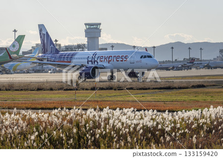 黃昏時分的仙台機場，飛機滑行，宮城縣名取市 133159420