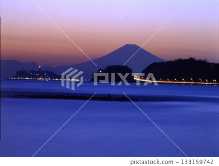 暮色中，富士山遠眺，彷彿漂浮在空中。 133159742