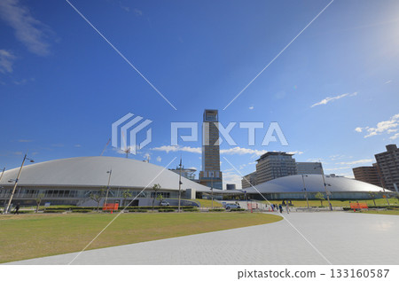 從高松港的步道一側可以看到香川穴吹競技場的主入口和高松標誌塔。 從高松港的步道一側可以看到香川穴吹競技場的主入口和高松標誌塔。 133160587