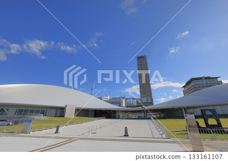 View of the main entrance of Anabuki Arena Kagawa at Sunport Takamatsu and Takamatsu Symbol Tower from the sea side 133161107