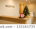 接待台上裝飾著聖誕樹 133161735