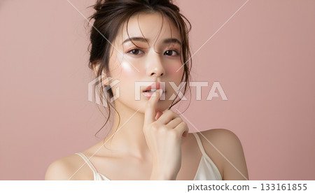 一位膚色白皙的美麗女子的美麗肖像 133161855