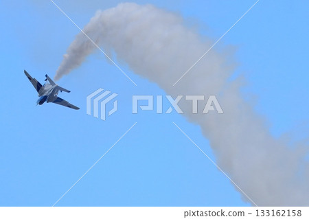 藍色衝擊力展覽航班 藍色衝擊力在晴朗的日子裡拖著濃煙 133162158