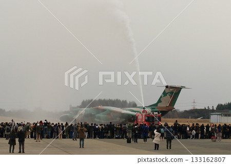 一架 EC-1 電子戰飛機在退役儀式上穿過水砲。 133162807