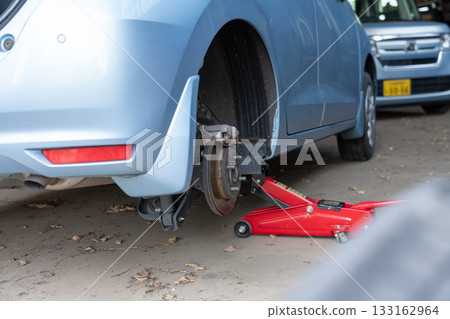 更換汽車輪胎和保養（千斤頂頂起）危險 133162964
