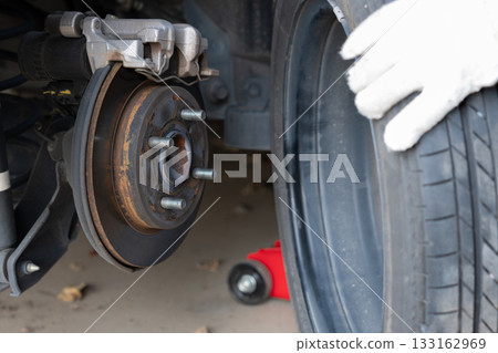 汽車輪胎更換與保養（男子雙手更換輪胎） 133162969