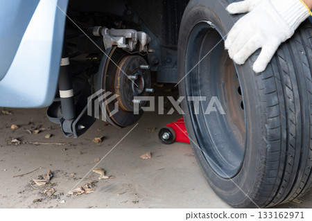 汽車輪胎更換與保養(男子雙手更換輪胎) 汽車輪胎更換與保養(男子雙手更換輪胎) 133162971