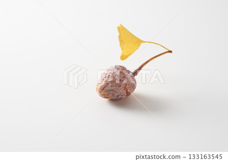 Yellow ginkgo biloba leaves 133163545