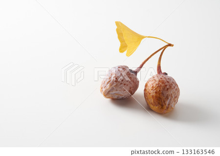 Yellow ginkgo biloba leaves 133163546