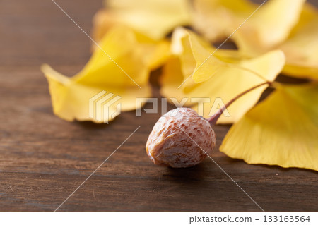 Yellow ginkgo biloba leaves 133163564
