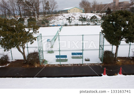積雪覆蓋的網球場 133163741