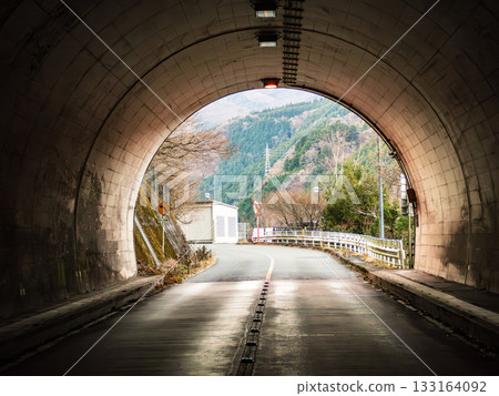 從隧道內看去 133164092