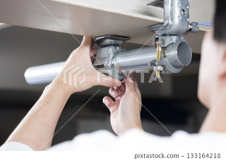 諸如用夾具固定管道之類的建築工程 133164218