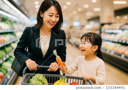 母親帶著女兒在超市購物 133164441
