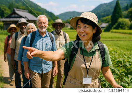 笑容可掬的導遊帶你遊覽鄉村 133164444