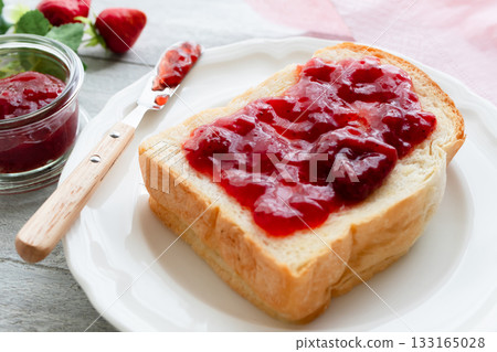 草莓醬吐司 133165028