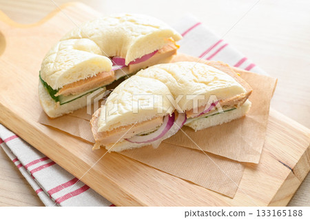 Chicken bagel sandwich 133165188