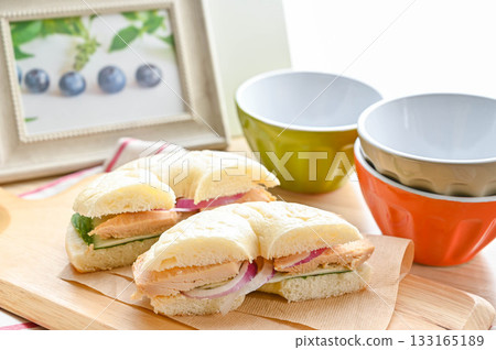 Chicken bagel sandwich 133165189