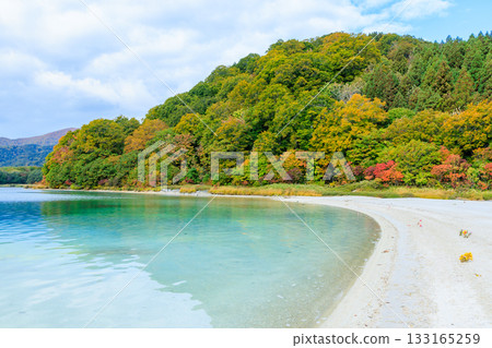 青森縣陸奧市極樂濱禦幸山聖地的秋景 133165259