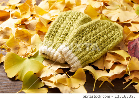 Image of knitted gloves 133165355