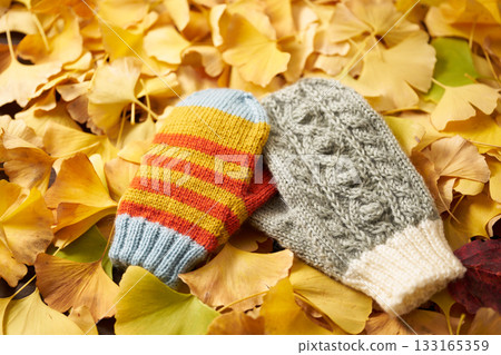 Image of knitted gloves 133165359