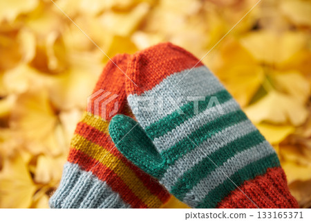 Image of knitted gloves 133165371