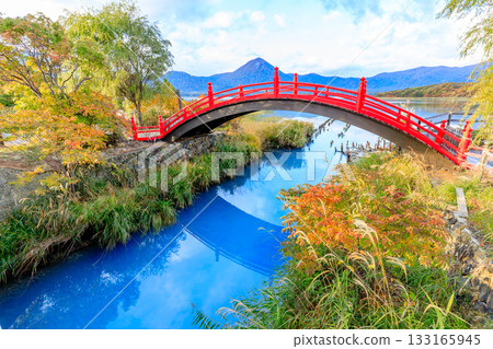 青森縣陸奧市三頭川烏索里山湖的秋天 133165945