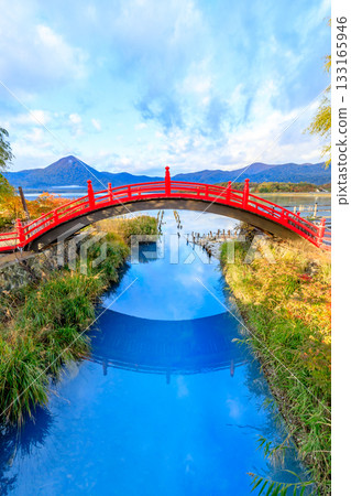 青森縣陸奧市三頭川烏索里山湖的秋天 133165946