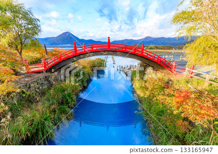 青森縣陸奧市三頭川烏索里山湖的秋天 133165947