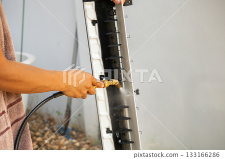 air conditioning cleaning service with water spray 133166286
