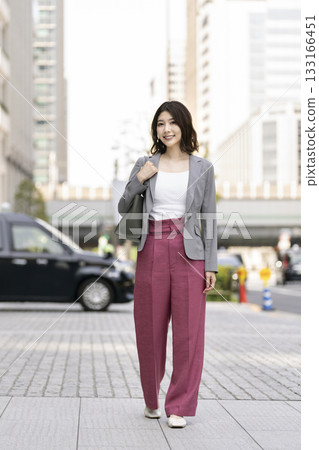 一名 30 多歲的女商人走在辦公區 一名 30 多歲的女商人走在辦公區 133166451