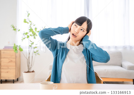 A young woman who plugs an ear A young woman who plugs an ear 133166913