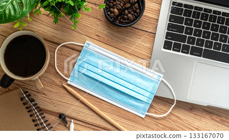 桌上的藍色口罩 1 桌上的藍色口罩 1 133167070