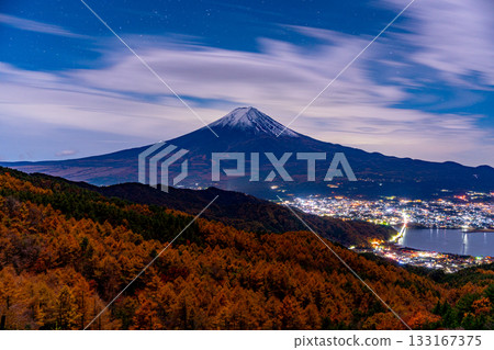 【山梨縣】黎明前,富士山在落葉松林之外。 【山梨縣】黎明前,富士山在落葉松林之外。 133167375