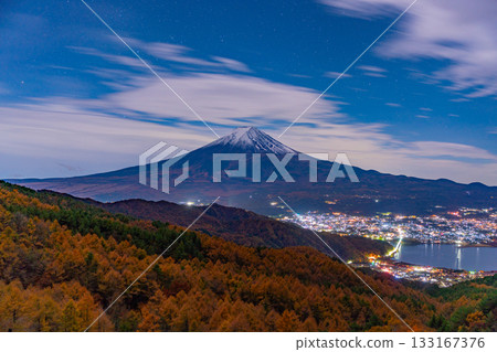 【山梨縣】黎明前,富士山在落葉松林之外。 【山梨縣】黎明前,富士山在落葉松林之外。 133167376