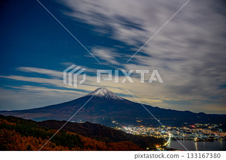 [Yamanashi Prefecture] Mount Fuji beyond the larch forest before dawn 133167380