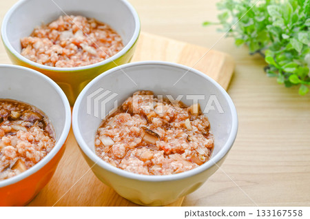 Put the Xiaolongbao ingredients into a container Put the Xiaolongbao ingredients into a container 133167558