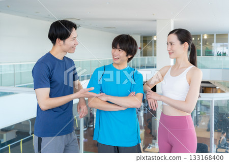 一群年輕男女在健身房訓練。照片由 Renaissance Makuhari 24 運動俱樂部及桑拿水療中心提供。 133168400