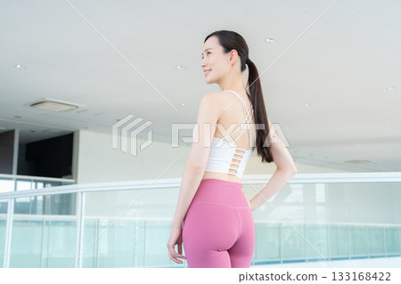 一位年輕女子在健身房運動。照片由 Renaissance Makuhari 24 運動俱樂部及桑拿水療中心提供。 133168422