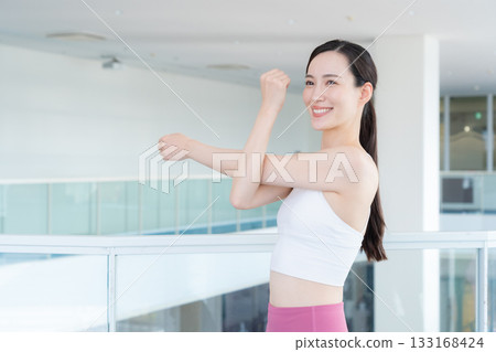 A young woman training at a sports gym. Photo courtesy of Sports Club & Sauna Spa Renaissance Makuhari 24 133168424