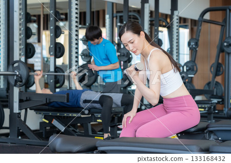 一群年輕男女在健身房訓練。照片由 Renaissance Makuhari 24 運動俱樂部及桑拿水療中心提供。 133168432