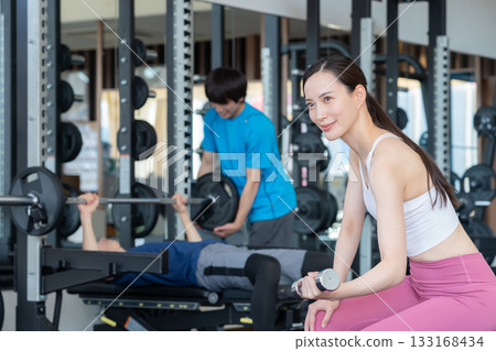 一群年輕男女在健身房訓練。照片由 Renaissance Makuhari 24 運動俱樂部及桑拿水療中心提供。 133168434