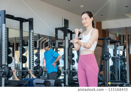 一群年輕男女在健身房訓練。照片由 Renaissance Makuhari 24 運動俱樂部及桑拿水療中心提供。 133168435