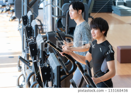 一位年輕男子在健身房運動。照片由 Renaissance Makuhari 24 運動俱樂部及桑拿水療中心提供。 133168436